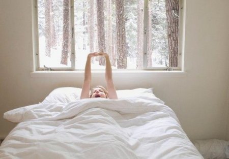 Йога вместо бесящего будильника: Как с утра настроить себя на успех