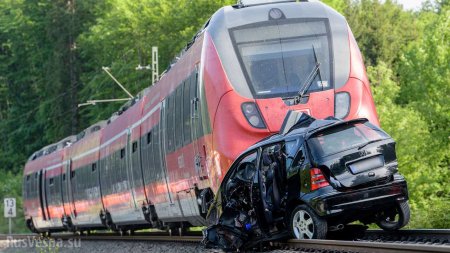 Пьяные украинцы на фургоне столкнулись с поездом в Польше