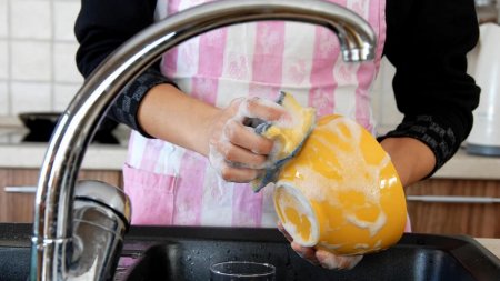 Посуду мыть – любовь закрыть: Уборка в чужом доме разрушает женское счастье