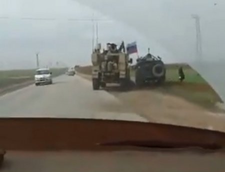 Американский броневик попытался вытеснить с дороги российский "Тигр" в провинции Хасака