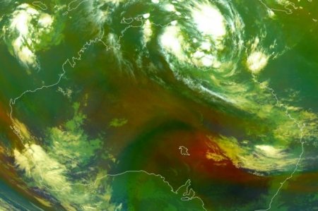 Тропический циклон «Эстер» обрушится на побережье Австралии, достигнув втор ...