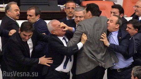 Массовое побоище вспыхнуло в парламенте Турции (ВИДЕО)
