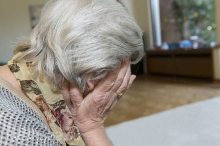 92-летняя бабушка сбежала из самоизоляции через окно, чтобы купить платок к Пасхе