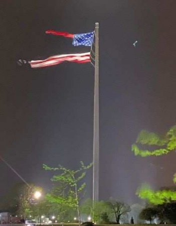 Предзнаменование: самый большой в мире американский флаг разорвало надвое ударом молнии (ФОТО, ВИДЕО)