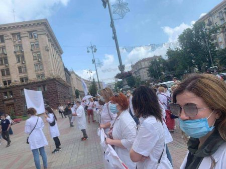 В Киеве уничтожают уникальные медцентры, отчаявшиеся врачи вышли на акцию протеста (ФОТО, ВИДЕО)