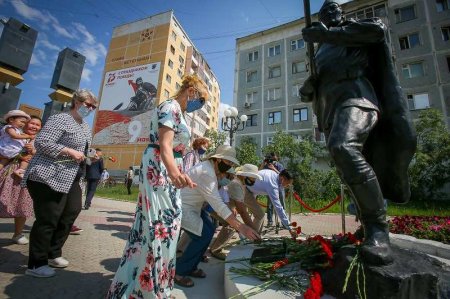 Легенда советских войск, наводившая ужас на фашистов: дань памяти героям от потомков в Якутске (ФОТО)