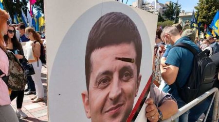 «Куля в лоб»: на митинге сторонников Порошенко вывесили фото Зеленского с настоящим патроном в голове (ФОТО)