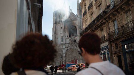 Начало конца Франции: Мигранты жгут старинные соборы – власти молчат. Сергей Латышев
