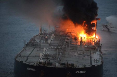 Катастрофа: военные корабли четвёртый день пытаются потушить супертанкер (ФОТО, ВИДЕО)