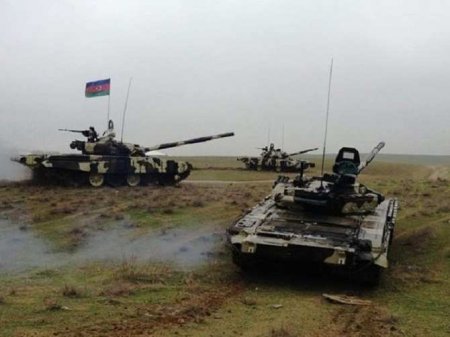 Гранатомёт против танка: кадры боёв в Карабахе (ВИДЕО)