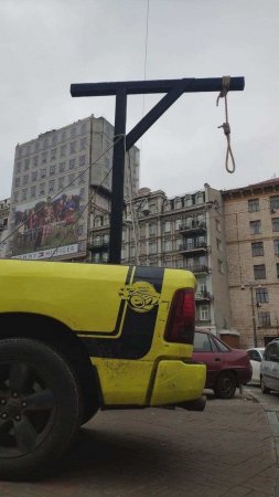 Главе Конституционного суда Украины везут виселицу (ФОТО)