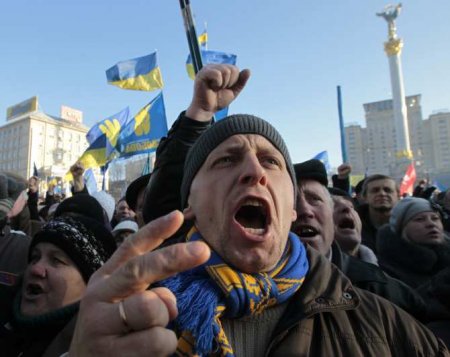 Столкновения на Майдане: полиция разгоняла протестующих слезоточивым газом (ФОТО, ВИДЕО)