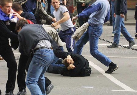 «Мирные протестующие» выбили глаз водителю машины в Москве (ВИДЕО)