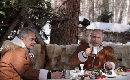 Ядерный чемоданчик, сало на столе и необычная экипировка: в Кремле рассказали об отдыхе Путина и Шойгу