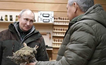 Ядерный чемоданчик, сало на столе и необычная экипировка: в Кремле рассказали об отдыхе Путина и Шойгу