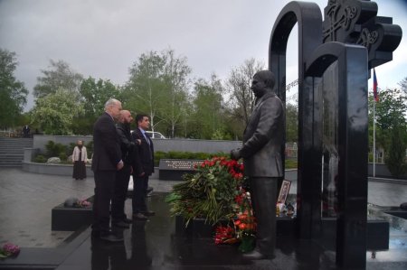 Глава ДНР и представители дружественных стран почтили память А. Захарченко (ФОТО)