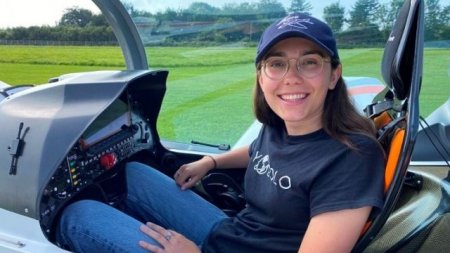 19 летняя девушка совершила кругосветное путешествие на сверхлегком самолете