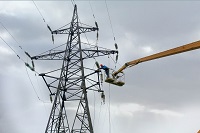 Бригады РЭС усиленно восстанавливают электроснабжение в условиях шторма в Новосибирской области