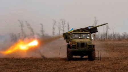 Донецк снова подвергается массированному обстрелу из РСЗО 