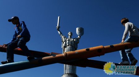 Советский герб памятника "Родина-мать" в Киеве подсветили в цвета флага США