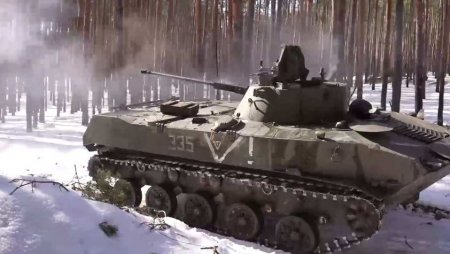 Армия России развивает наступление, продвинувшись на 2 км и начав брать в к ...