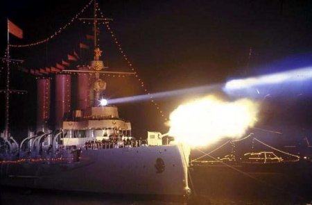 Крейсер «Аврора» взят под охрану военными моряками с автоматами (ФОТО)