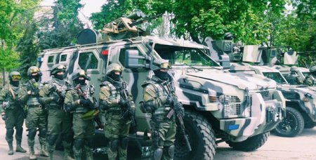 Фото: Возле Дома профсоюзов в Одессе 2000 правоохранителей и бронетехника