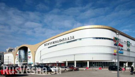 СРОЧНО: 400 человек эвакуированы из торгового центра в Петербурге из-за сообщения о взрывном устройстве