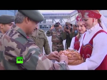 Во Владивостоке прибывших на учения индийских военных встретили хлебом и со ...