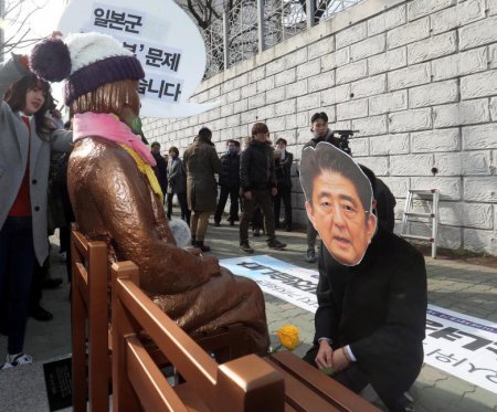 Япония и Корея поругались из-за памятника «женщине для утешения» (ФОТО)