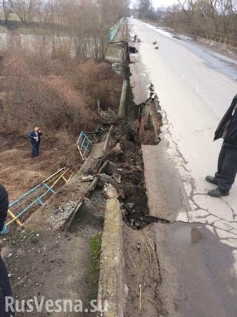 На Украине «устал» еще один мост (ФОТО)