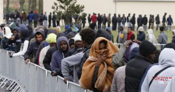 По данным опроса большинство поляков против приема беженцев