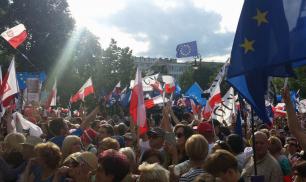 Тысячи протестующих на улицах городов Польши. Грозит ли стране майдан?