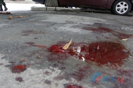 В Луганске возле Дома Правительства в результате теракта погибла женщина, пять человек ранены [18+]