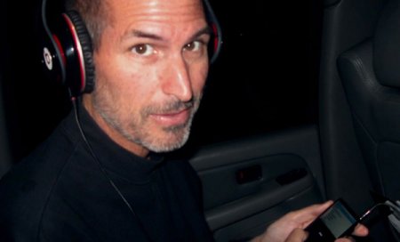 В Сети появился редкий снимок Стива Джобса в наушниках Beats