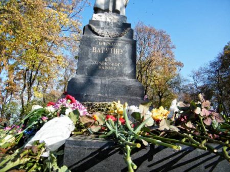 СБУ не удалось помешать киевлянам возложить цветы к памятнику Ватутину