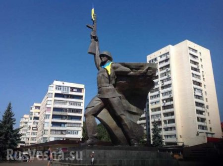 Флаг Украины срезало с памятника Воину-освободителю — в Сети появились кадры удара молнии (ВИДЕО)