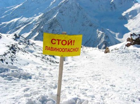 МОЛНИЯ: Лавина накрыла горнолыжную трассу на юге России