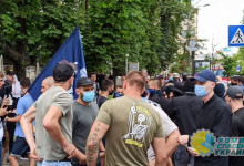 На ЛГБТ-акции под Офисом Зеленского радикалы сцепились с полицией