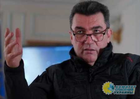 Данилов призвал украинцев не прятаться за женской юбкой