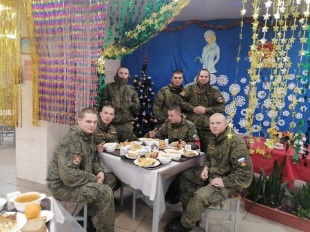 Рождественское настроение: в воинских частях России на праздничном столе главенствовали сладости, мандарины и другие фрукты